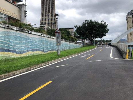 景美河濱公園自行車道拓寬，原坡陡彎急之路段調整其坡道斜率。 圖：台北水利處／提供