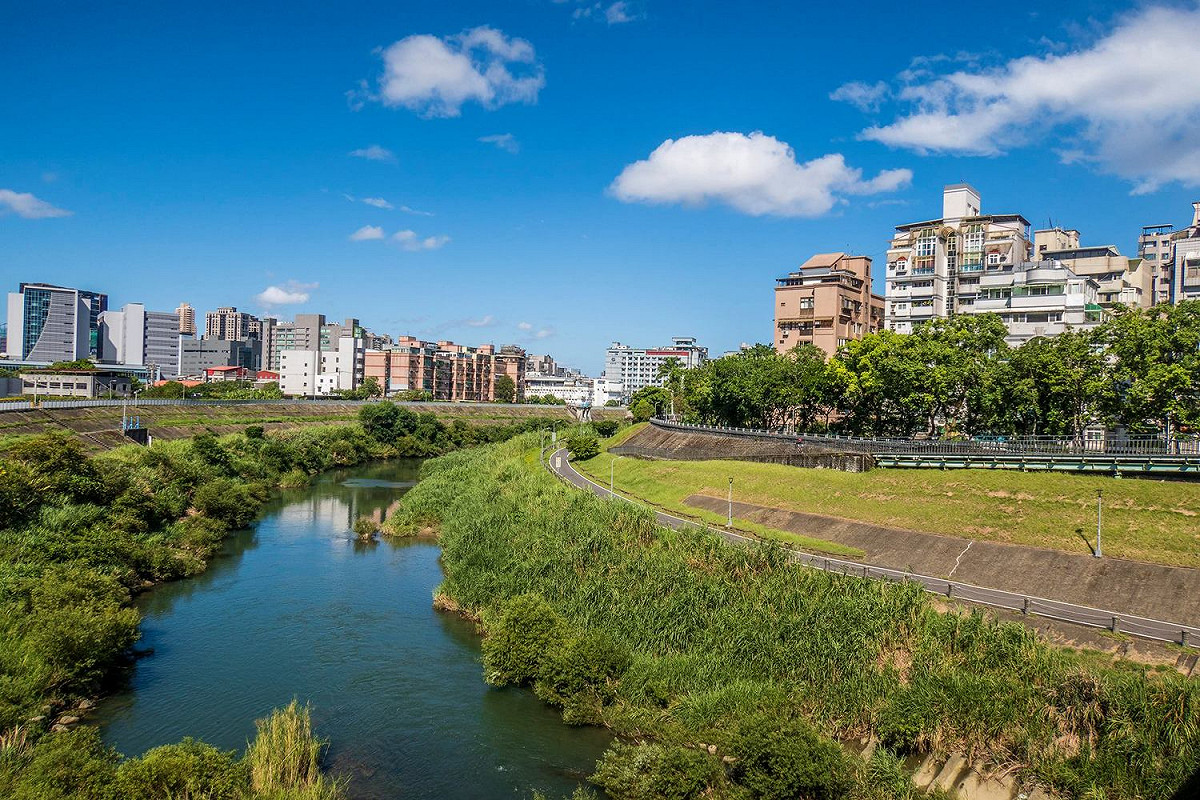 景美河濱公園自行車道沿線滿眼綠意。 圖：台北水利處／提供
