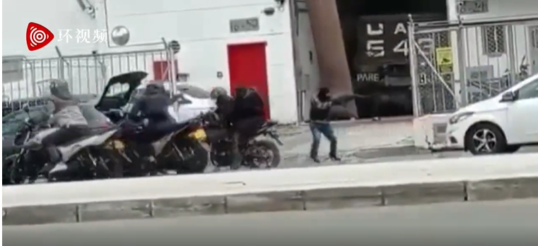 數10名搶匪和警方交火，場面陷入混亂。 圖: 翻攝自環視頻