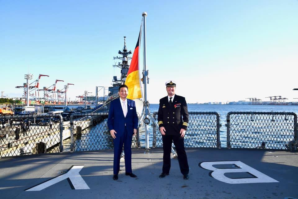 德國海軍「巴伐利亞號(FGS Bayern F-217)」巡防艦5日靠泊東京港口，防衛大臣岸信夫登艦表達歡迎。 圖：翻攝岸信夫臉書