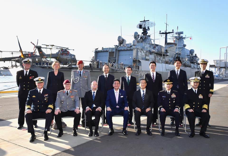 德國海軍「巴伐利亞號(FGS Bayern F-217)」巡防艦訪日，日德國防官員船艦旁合影。 圖：翻攝岸信夫臉書