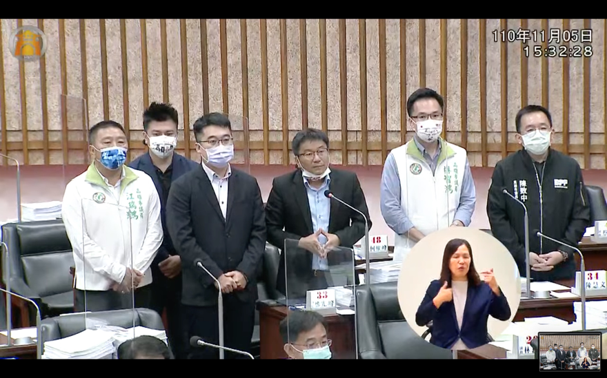 民進黨團批藍綁架總預算消費罹難者。 圖：高市議會民進黨團提供