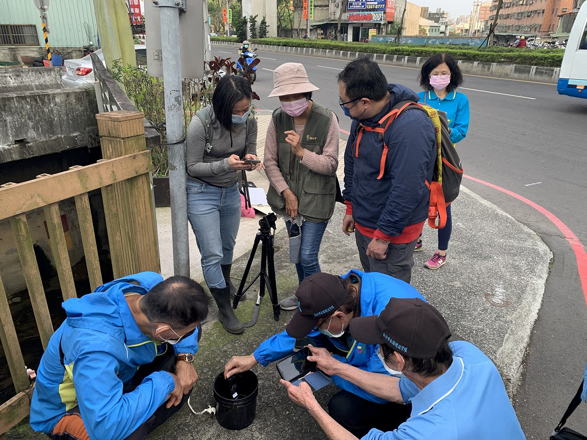新莊巡守隊十八份坑溪水質檢測情形。