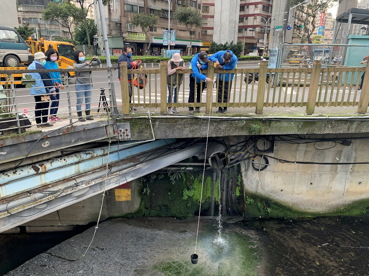 新莊巡守隊水質檢測採水情形。