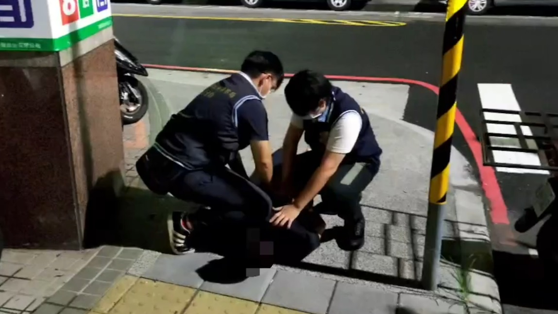 ▲三重警逮捕砸店犯嫌。（圖／翻攝畫面）