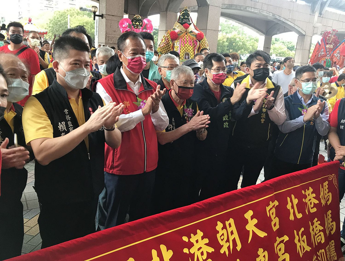 北港媽祖抵達板橋車站，民政局長柯慶忠(右一)代表市府前往迎接，多位宮廟人士、地方民代也到場。 圖：新北市民政局/提供