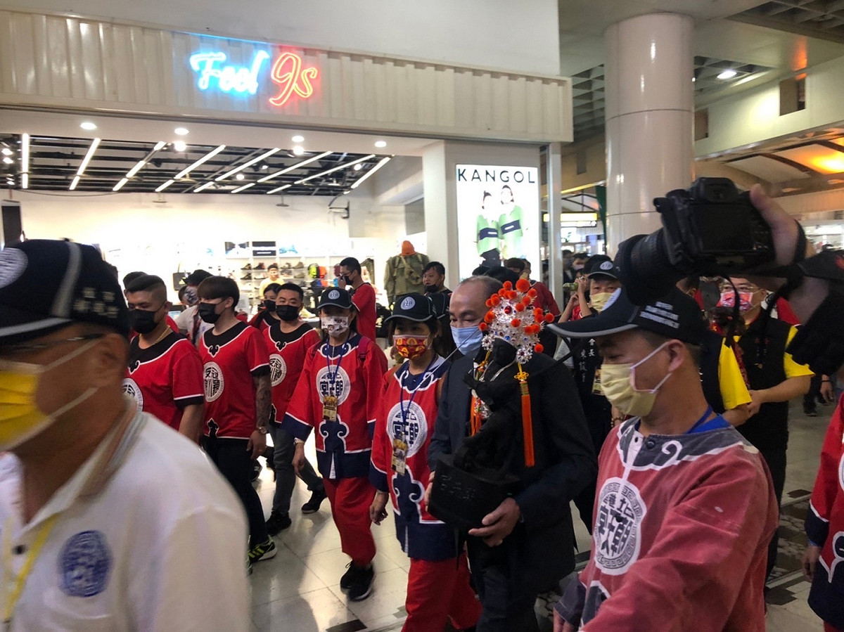 北港媽祖進行環島除災祈福之旅，抵達板橋車站。 圖：新北市民政局/提供