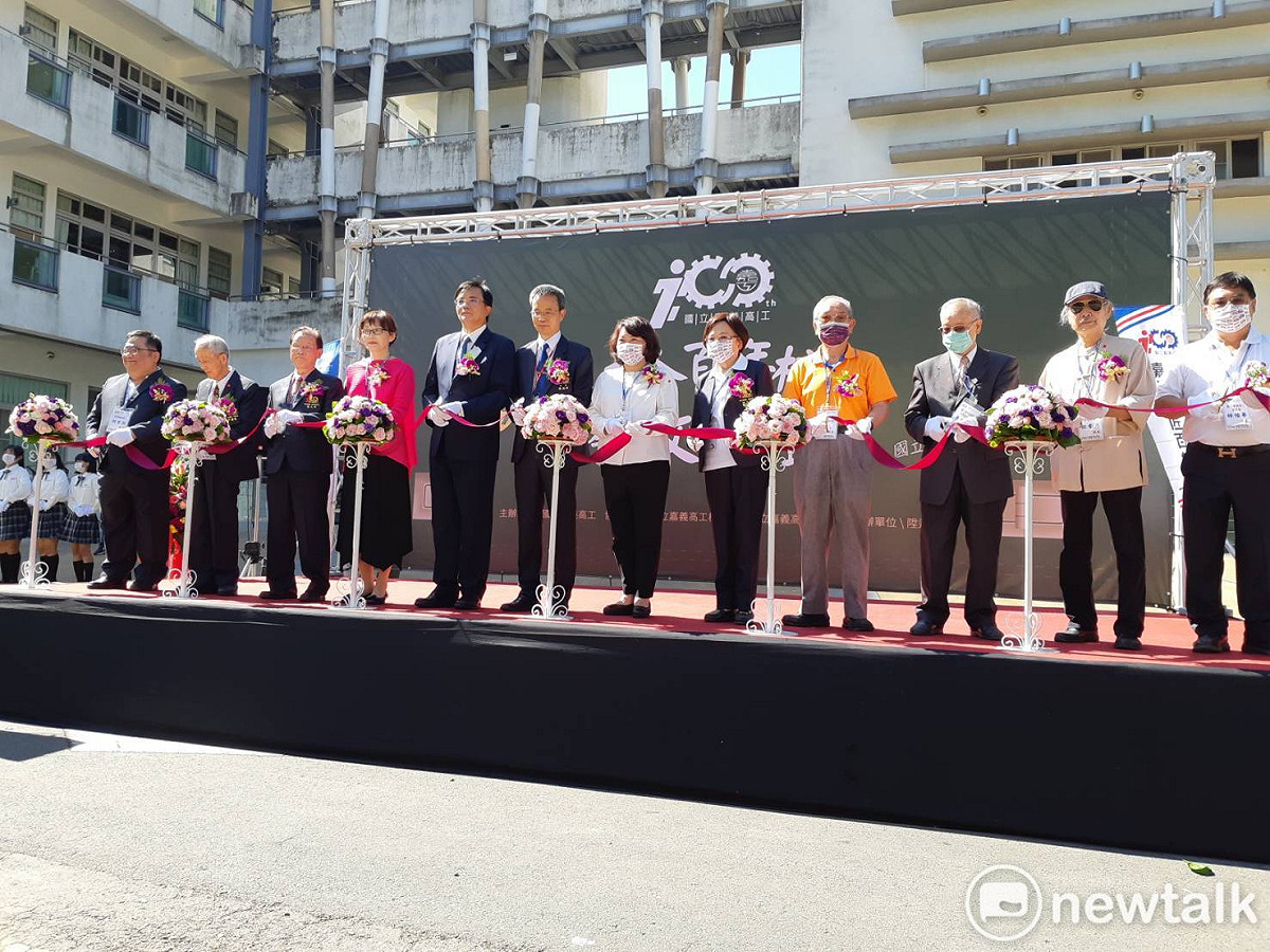 國立嘉義高工今天舉行百年校慶活動，黃敏惠、蔡碧仲兩位2022嘉義市長的熱門人選同台。 圖：蔡坤龍/攝