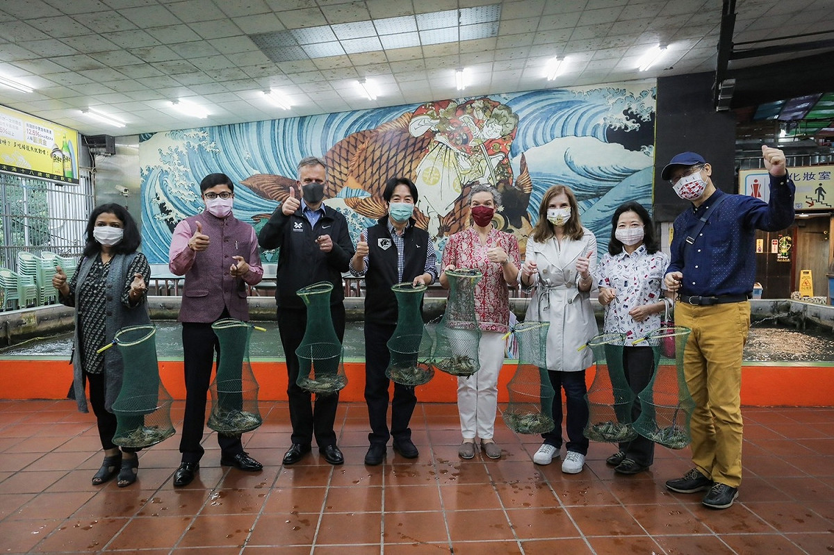 賴清德邀各國駐台使節體驗釣蝦樂趣。 圖:翻攝自賴清德臉書