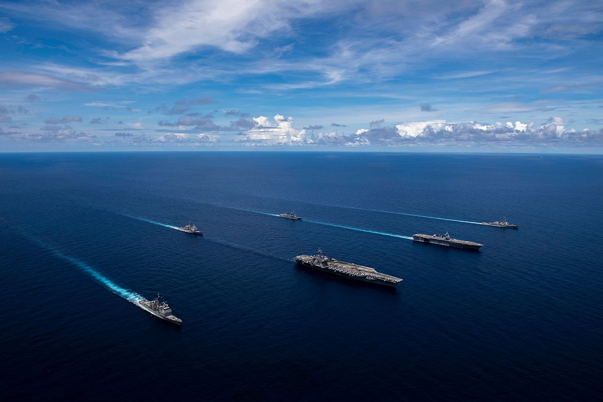 美國太平洋艦隊司令部PO出日前航空母艦「卡爾文森號(CVN-70)」與日本準航母、直升機護衛艦「加賀號(DD-184)」在南海海域進行演訓的照片，美日至少6艘船艦進行海上聯合演訓。 圖：翻攝U.S. Pacific Fleet推特