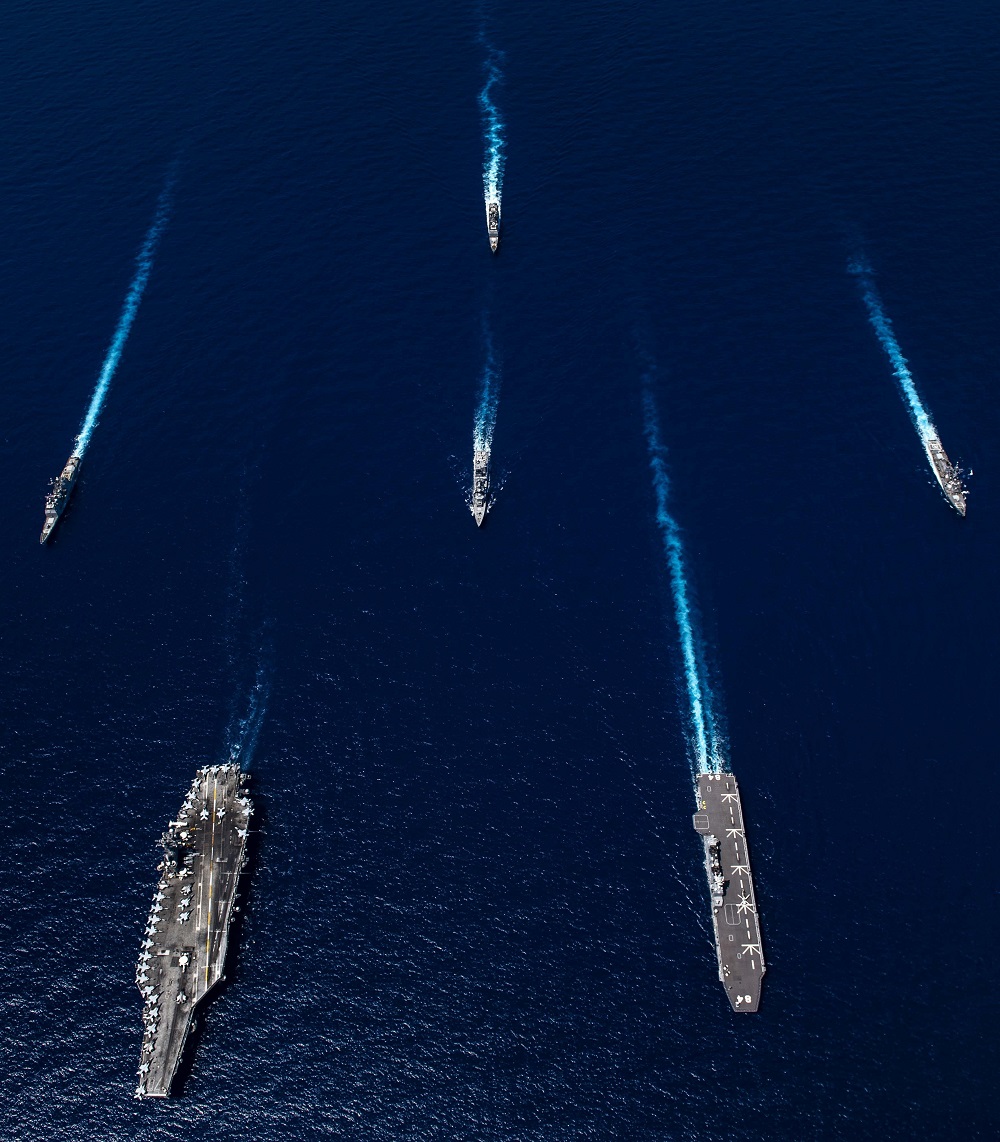 美國太平洋艦隊司令部PO出日前航空母艦「卡爾文森號(CVN-70)」與日本準航母、直升機護衛艦「加賀號(DD-184)」在南海海域進行演訓的照片，美日至少6艘船艦進行海上聯合演訓。 圖：翻攝U.S. Pacific Fleet推特
