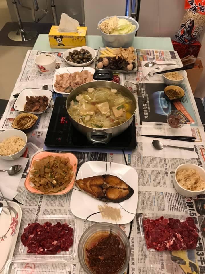 醫生陳志金表示，自家也有鋪報紙吃飯的習慣。 圖 : 翻攝自陳志金臉書