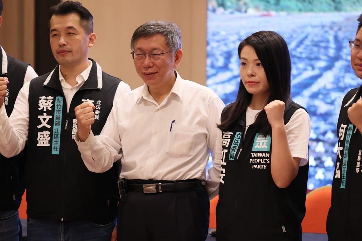 民眾黨主席柯文哲（中）、民眾黨立委高虹安（左）、民眾黨新竹市黨部北區主任蔡文盛（右）。 圖：民眾黨 / 提供（資料照）
