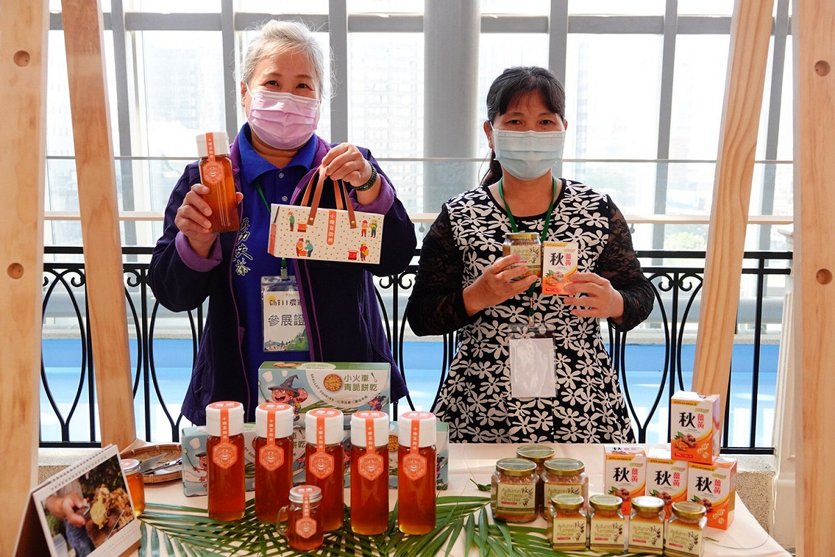 新北市農業局在板橋大遠百辦理「Chill農遊」農創體驗市集，活動現場展售各種優質農特產品。 圖：新北市農業局提供