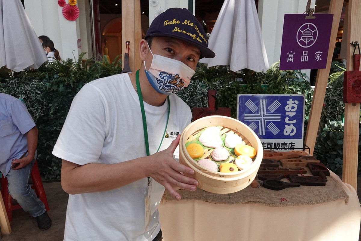 參與活動的金山蘿蔔糕名店「富品家」負責人李東展，透過DIY小紅龜粿讓民眾更了解農業。 圖：新北市農業局提供