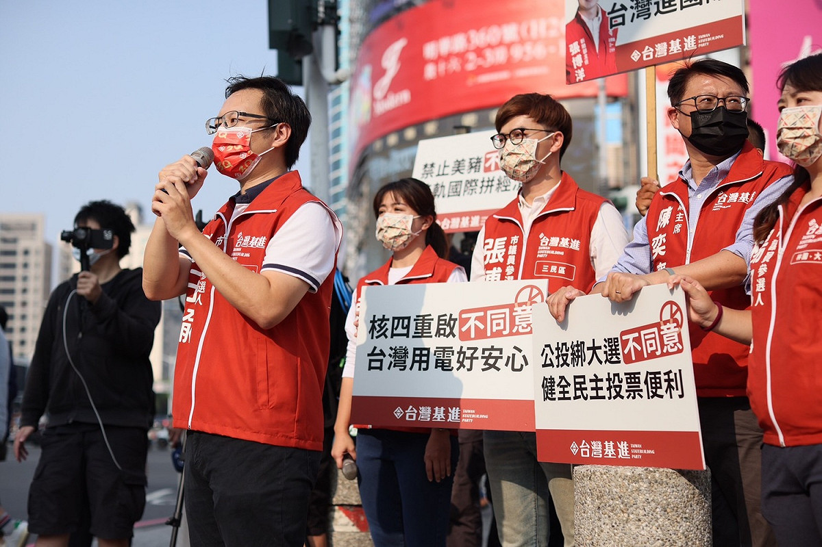 陳子瑜呼籲高雄人站出來對藻礁投下不同意票。 圖：台灣基進提供