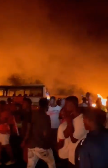 獅子山首都發生油罐車爆炸事件。 圖 : 翻攝自獅子山總統比歐推特