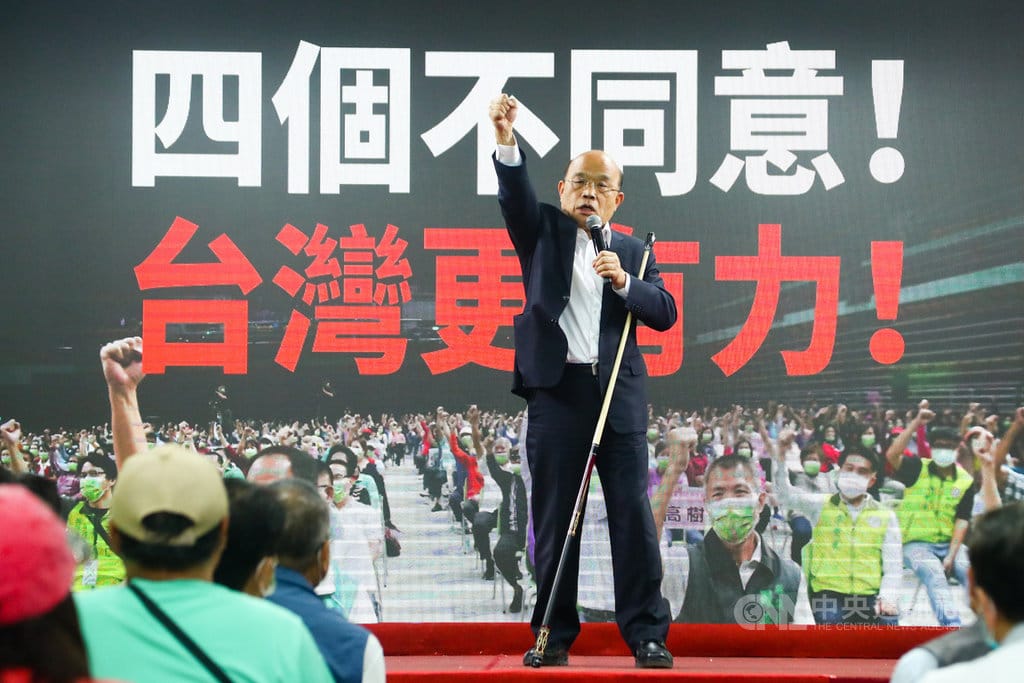 4大公投案12月18日將投票，行政院長蘇貞昌（後）7日下午出席在新北市樹林區舉辦的「四個不同意 台灣更有力」公投說明會，登台全力助講，號召民眾投下4個不同意票。 圖：中央社提供