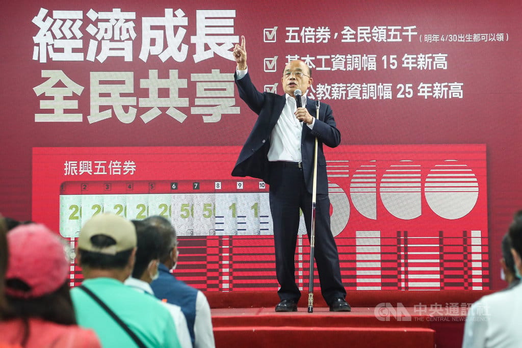 民進黨立委蘇巧慧7日下午在新北市樹林區舉辦公投說明會，行政院長蘇貞昌（後）應邀到場助講，不忘宣揚政府施政成績，號召民眾年底在4大公投案都投下不同意票，讓好的政策能夠延續下去。 圖：中央社提供