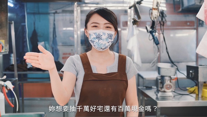 王怡瑄是台中市「黑豬王」豬肉攤第三代銷售接班人，為台中購物節拍攝宣傳片。 圖：台中市政府/提供
