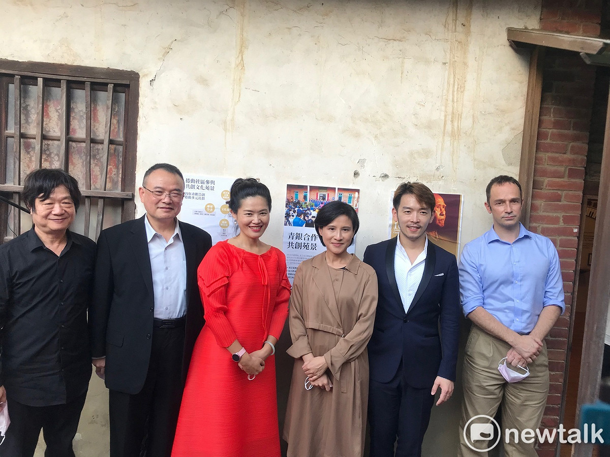 郭芝苑故居音樂會，郭芝苑室內合唱指揮阮文池（左一）、文化部政次蕭宗煌（左二）、女高音黃莉錦、文總副會長鄭麗君、鋼琴家嚴俊傑（右二）以及法國管風琴家菲德利克・里瓦爾(Frédéric Rivoal)（右一）合影。 圖：朱蒲青／攝