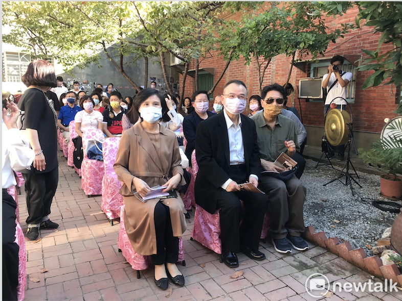 郭芝苑故居音樂會，文總副會長鄭麗君（第一排左一）、文化部政次蕭宗煌（左二）、傳藝中心副主任鄒求強（右一）出席這場盛會。 圖：朱蒲青／攝