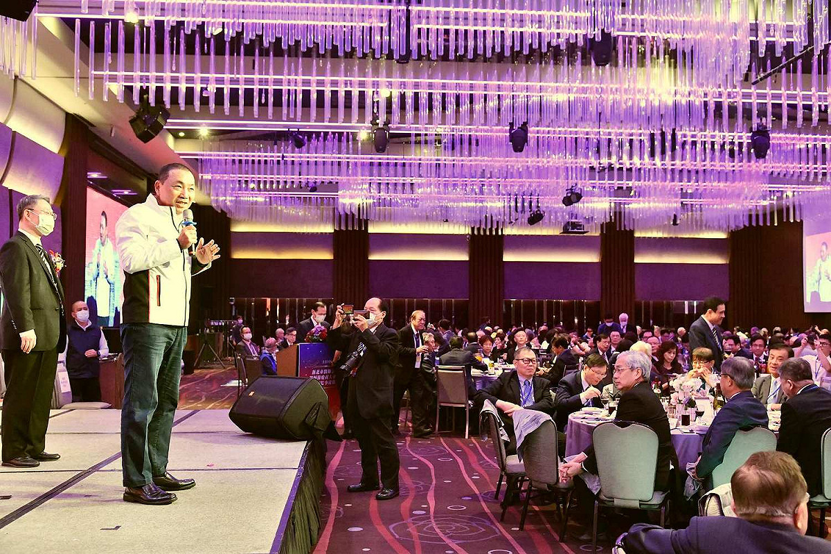 侯友宜感謝醫師們在疫情期間無私奉獻守護市民健康。 圖：新北市新聞局提供