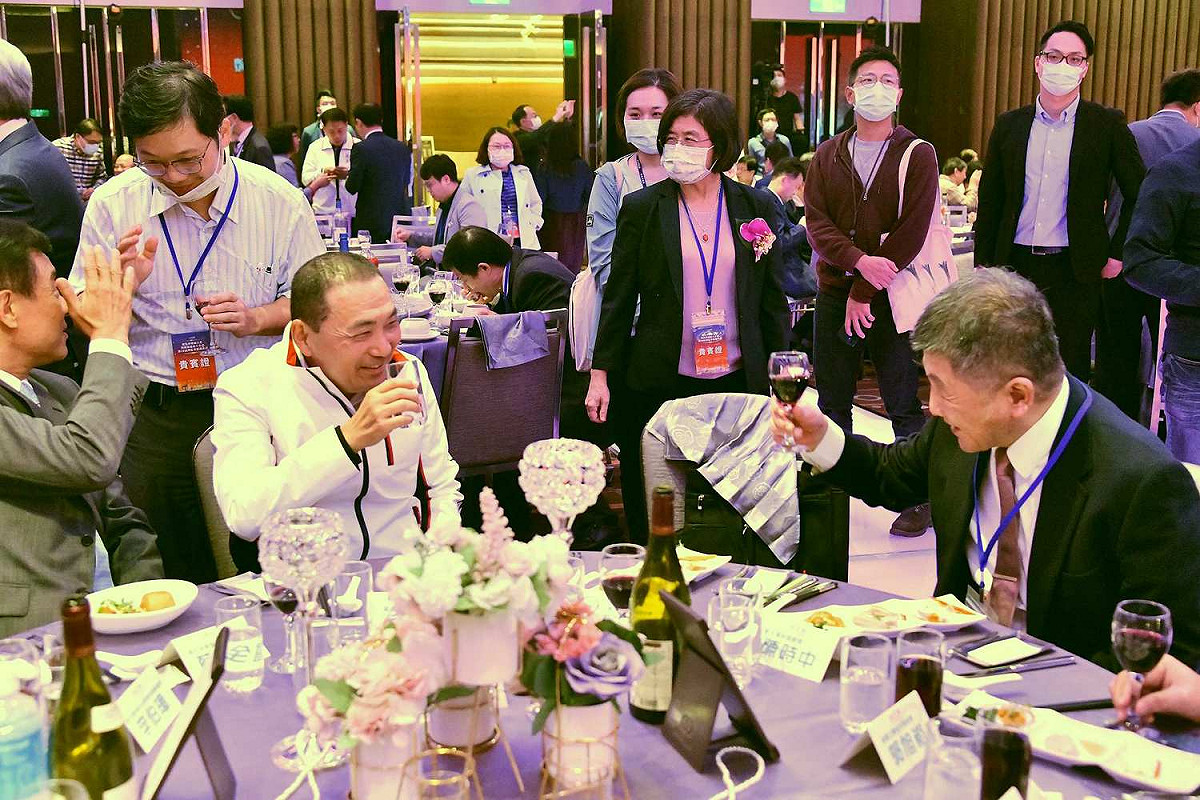 新北市醫師公會11月7日舉行「110年度醫師節慶祝大會」，衛福部長陳時中出席頒獎。 圖：新北市新聞局提供