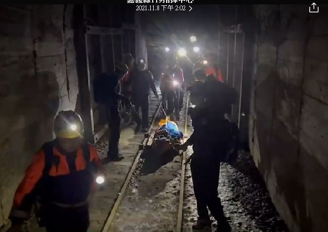 一名女子在嘉義縣阿里山登山步道跌落10米橋下，救難人員以鐵道板車救援。 圖：嘉義縣消防局/提供
