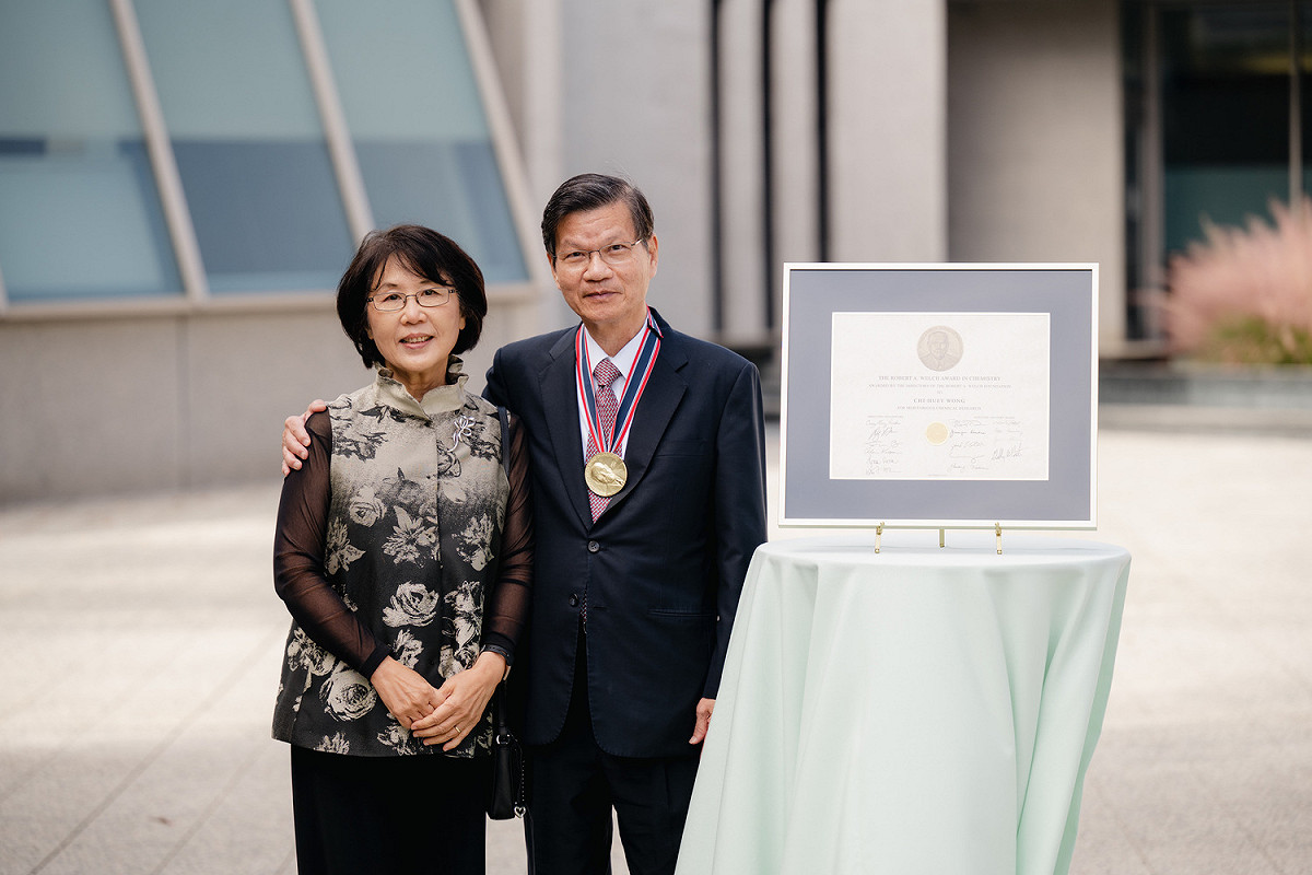 威爾許基金會4日赴翁啟惠在美國服務研究機構「Scripps」頒獎，翁啟惠和夫人一同出席領獎。 圖：翁啟惠／提供