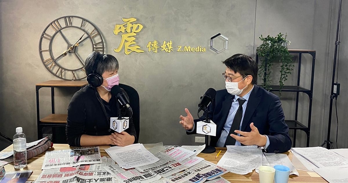 陸委會副主委邱垂正今（8）日接受網路節目主持人黃光芹專訪。 圖：《震傳媒》提供