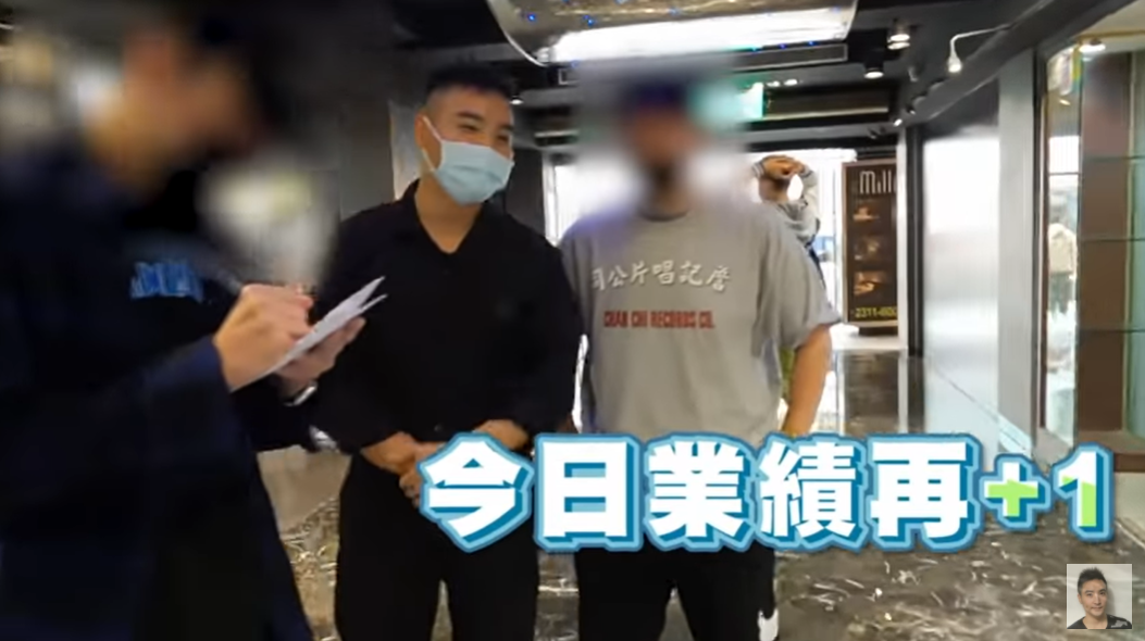 若違規者在街上違規但沒有回車上，就必須上前要求違規者寫勸導單。 圖：翻攝自谷阿莫YouTube頻道