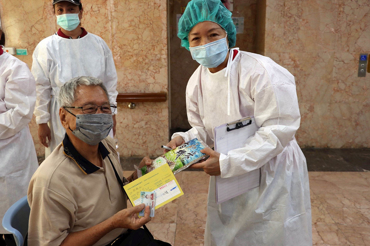 今天到長青中心接種疫苗的65歲以上長輩均可獲贈有機米。 圖：高雄市政府提供