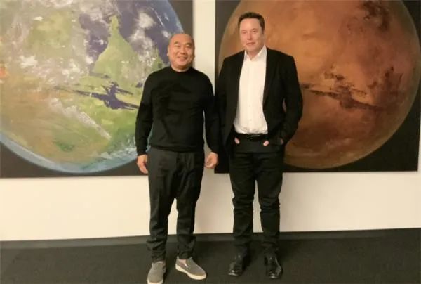 廖凱原 (左) 和偶像馬斯克 (右) 合照。 圖: 翻攝自騰訊網
