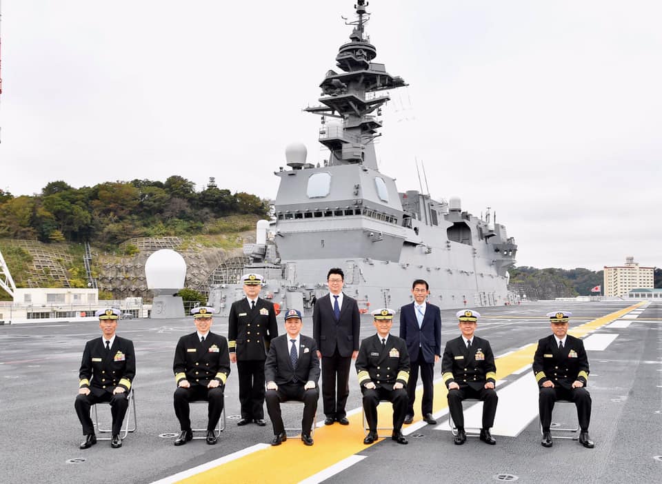 日本防衛大臣岸信夫8日視察完成升級可起降先進的匿蹤戰機F-35B的日本「出雲級」直升機護衛艦「出雲號(DD-183)」。 圖：翻攝岸信夫臉書