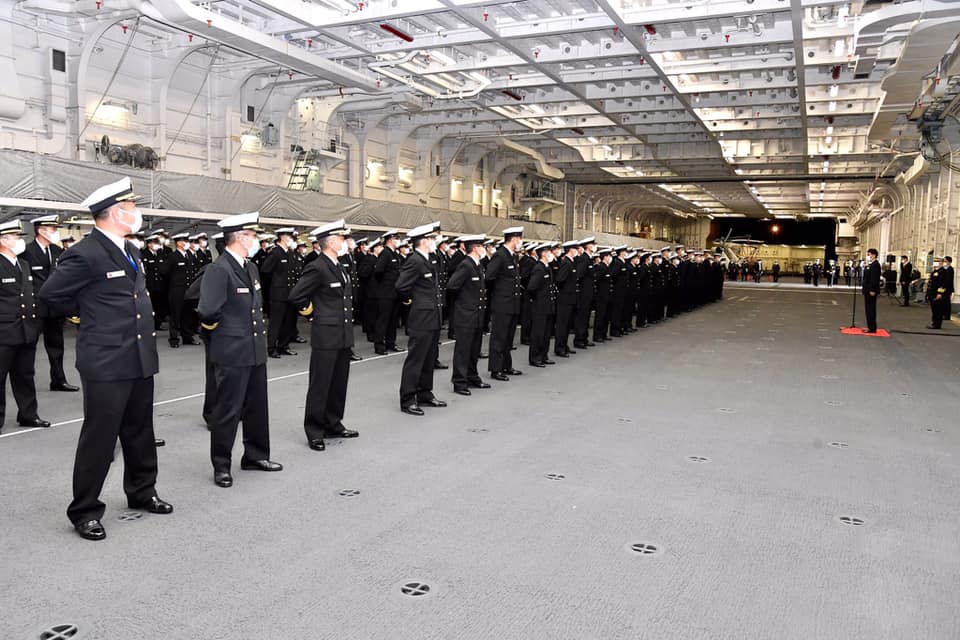 日本防衛大臣岸信夫在「出雲號(DD-183)」直升機護衛艦機庫對全體官兵講話。 圖：翻攝岸信夫臉書