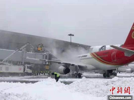 暴雪、寒潮狂襲中國大陸，多省發布緊急通知：停課！停運！停航！圖為瀋陽機場封閉。 圖：翻攝中新網