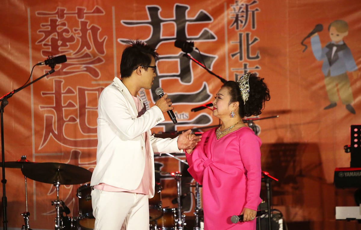 「110新北巷弄藝起來」林口經典臺語演唱會，白冰冰(右)與陳思瑋(左)合唱「宿命」，以示提攜後進之意。 圖：新北市文化局提供