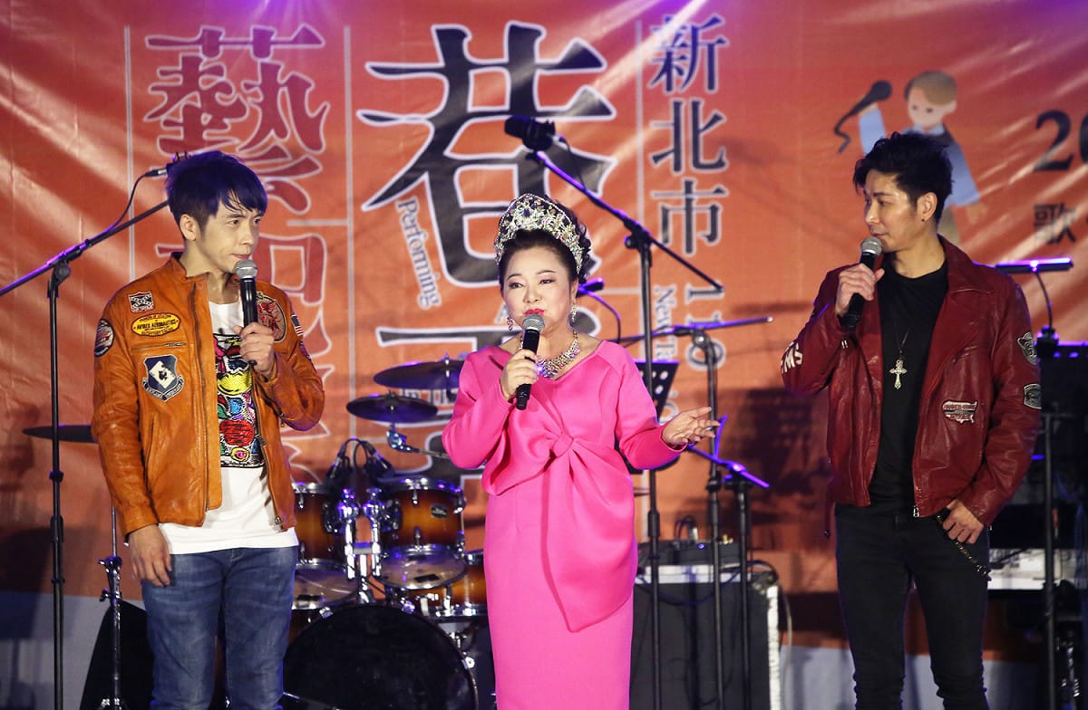「110新北巷弄藝起來」林口經典臺語演唱會，首度邀請到在地的綜藝天后白冰冰(中)，帶領旗下藝人「台一線」精采演出。 圖：新北市文化局提供