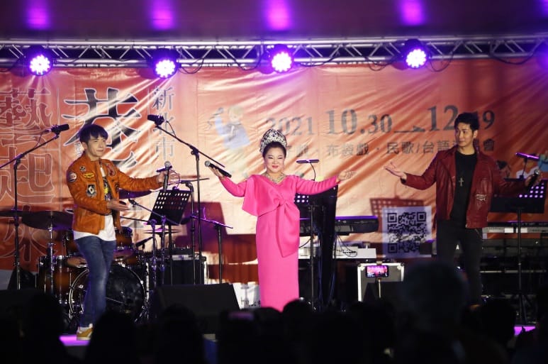 「110新北巷弄藝起來」林口經典臺語演唱會，由在地綜藝天后白冰冰(中)，及旗下藝人「台一線」揭開表演序幕。 圖：新北市文化局提供
