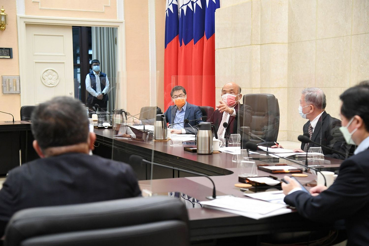 行政院長蘇貞昌8日召開擴大防疫會議，對於各國在台僑民施打疫苗需求，請外交部全力提供協助。 圖：行政院提供