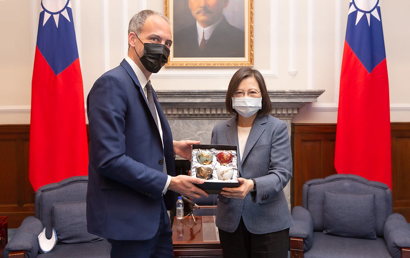 歐洲議會官方代表團主席古斯曼（左）率領歐盟多國代表訪台，向蔡英文總統表達台灣並不孤單。 圖：總統府/提供