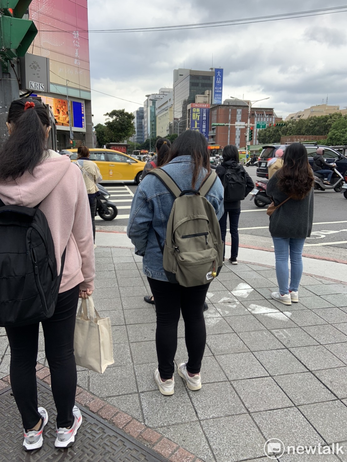 氣象專家賴忠瑋，今日各地氣溫稍微回升，中南部要留意日夜溫差較大。 圖：張家寧／攝（資料照）