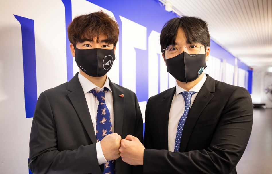T1臨時總教練Stardust（圖左）與T1結束合作。 圖：Riot Games/提供