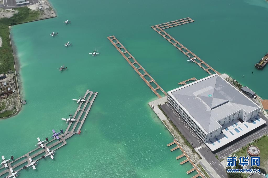 美國擬在明年1月投資全球大型基礎建設項目，對抗中國的「一帶一路」倡議。圖為中國在馬爾地夫韋拉納國際機場興建水上航站。 圖：翻攝自新華社