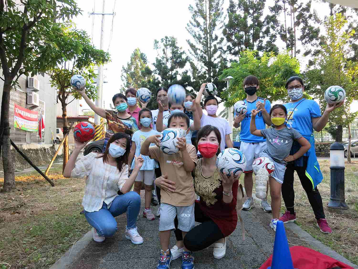 移民署嘉義市服務站舉辦新住民戶外活動，由香港新二代何誠晉教小朋友踢迷你足球，親子同樂。 圖：移民署嘉義市服務站/提供
