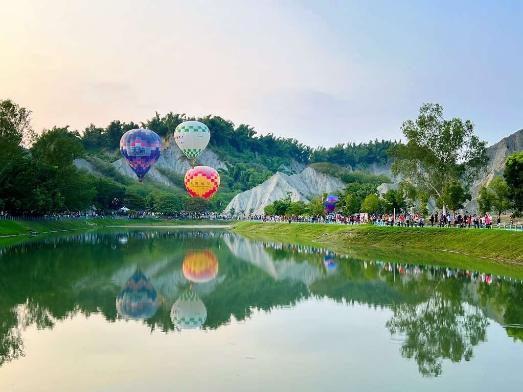 田寮月世界熱氣球繫留體驗現場美景。 圖：高雄市政府／提供