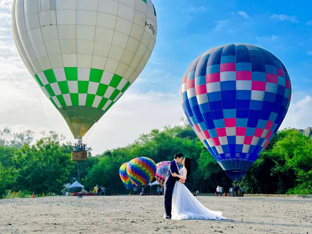 田寮月世界熱氣吸引情侶拍婚紗。 圖：高雄市政府／提供