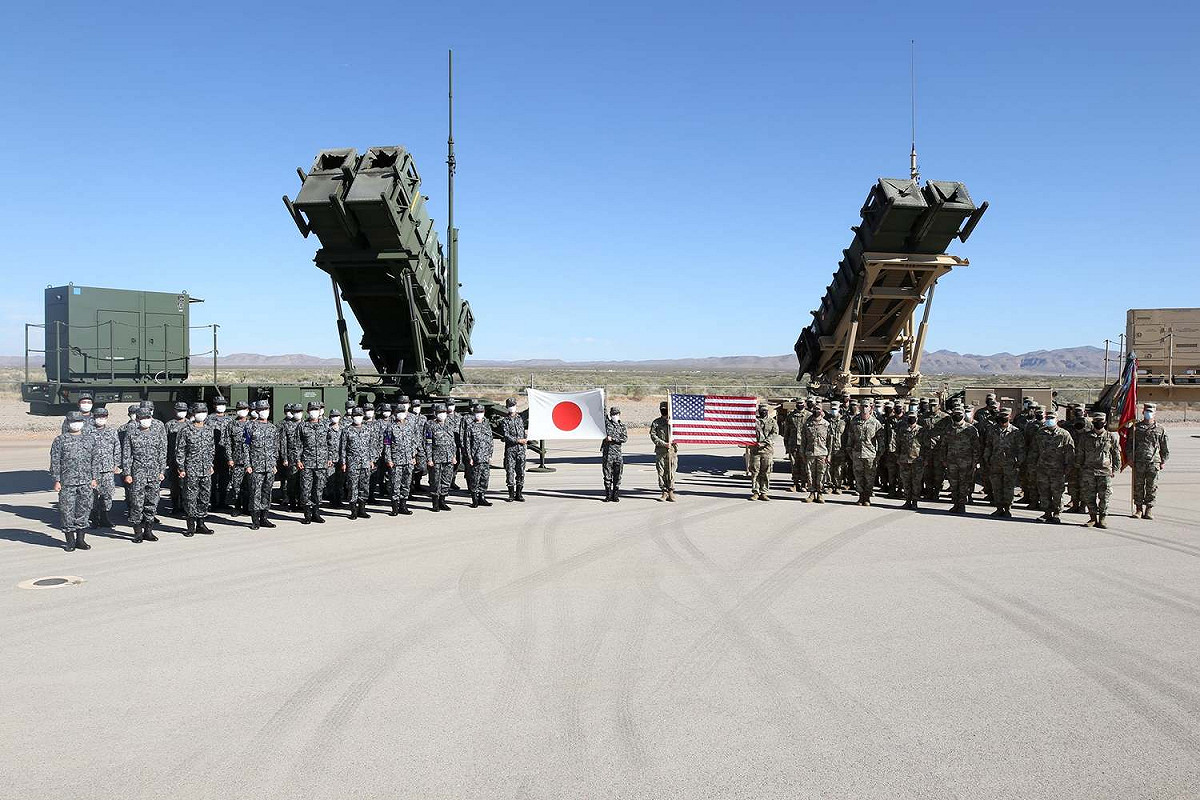 美日沖繩駐軍在美國德州進行「愛國者」導彈實彈射擊訓練後大合影，可見發射器各有兩個空洞，推測美日各發射2枚愛國者飛彈。(示意圖) 圖：翻攝防衛省 航空自衛隊推特（資料照）