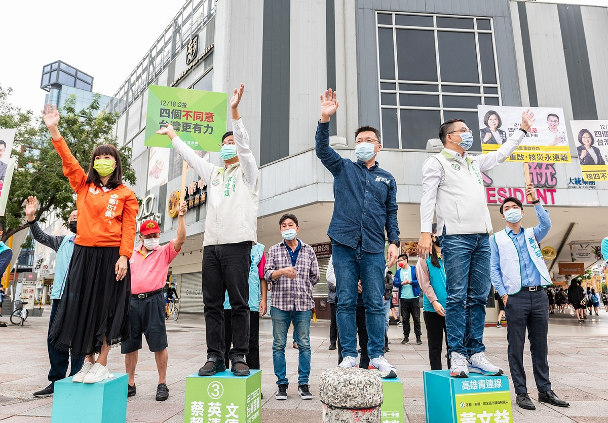 立委趙天麟(前排右二)率議員、台灣有力應援團在街口宣傳公投四個不同意。 圖：趙天麟服務處提供